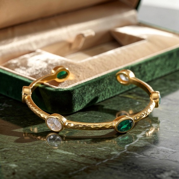 Jewelry - Elegant 18k gold plated Bracelet with Gemstones